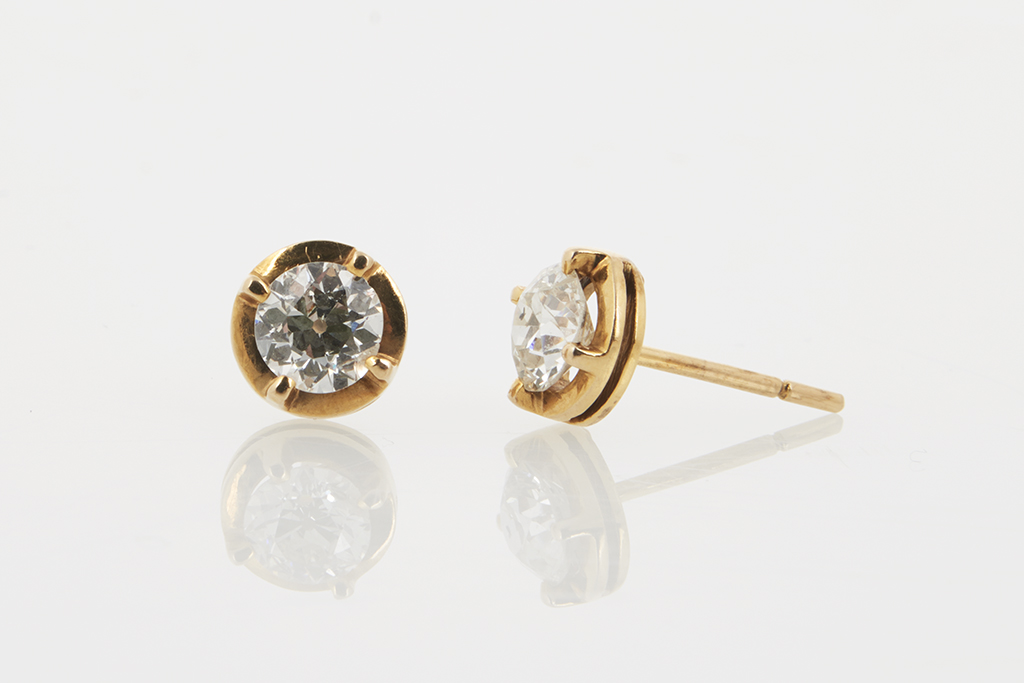 Diamond And Yellow Gold Stud Earrings Shapiro Auctioneers   246 20 2 