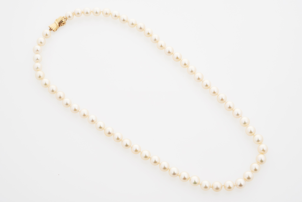 Strand of Akoya Pearls - Shapiro Auctioneers